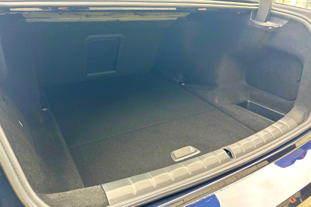BMW i7 boot
