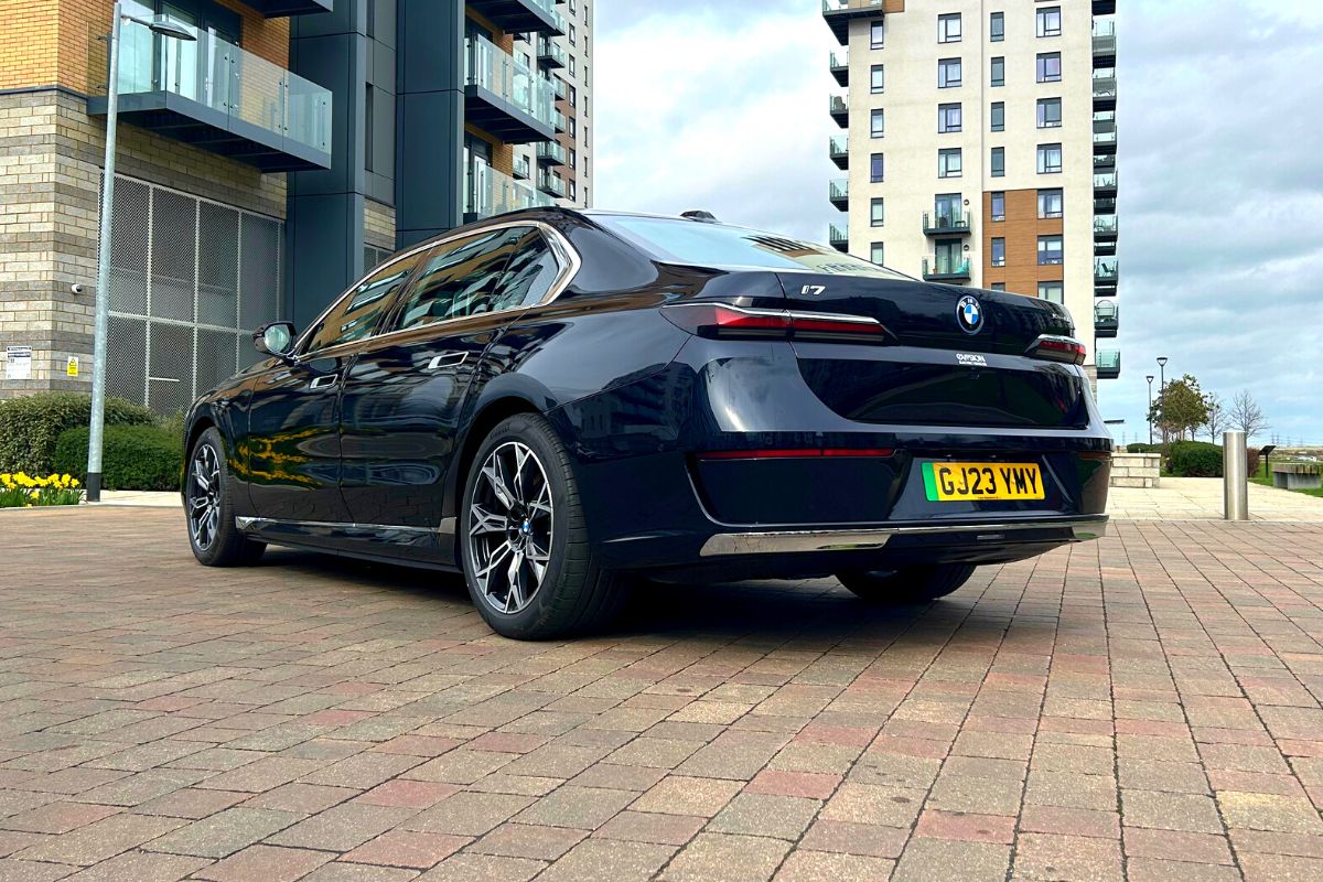 BMW i7