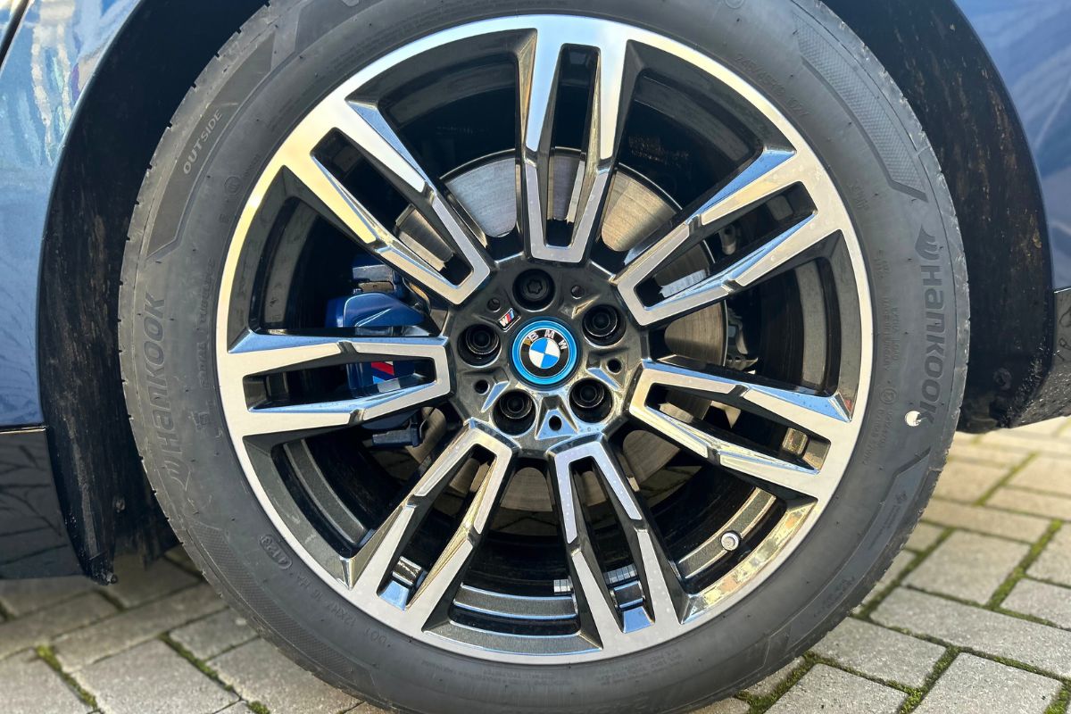 Hire a BMW i5 - tyres