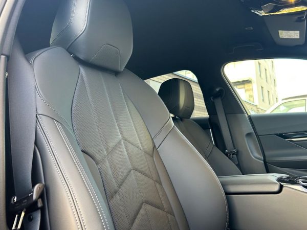 Hire a BMW i5 - seats