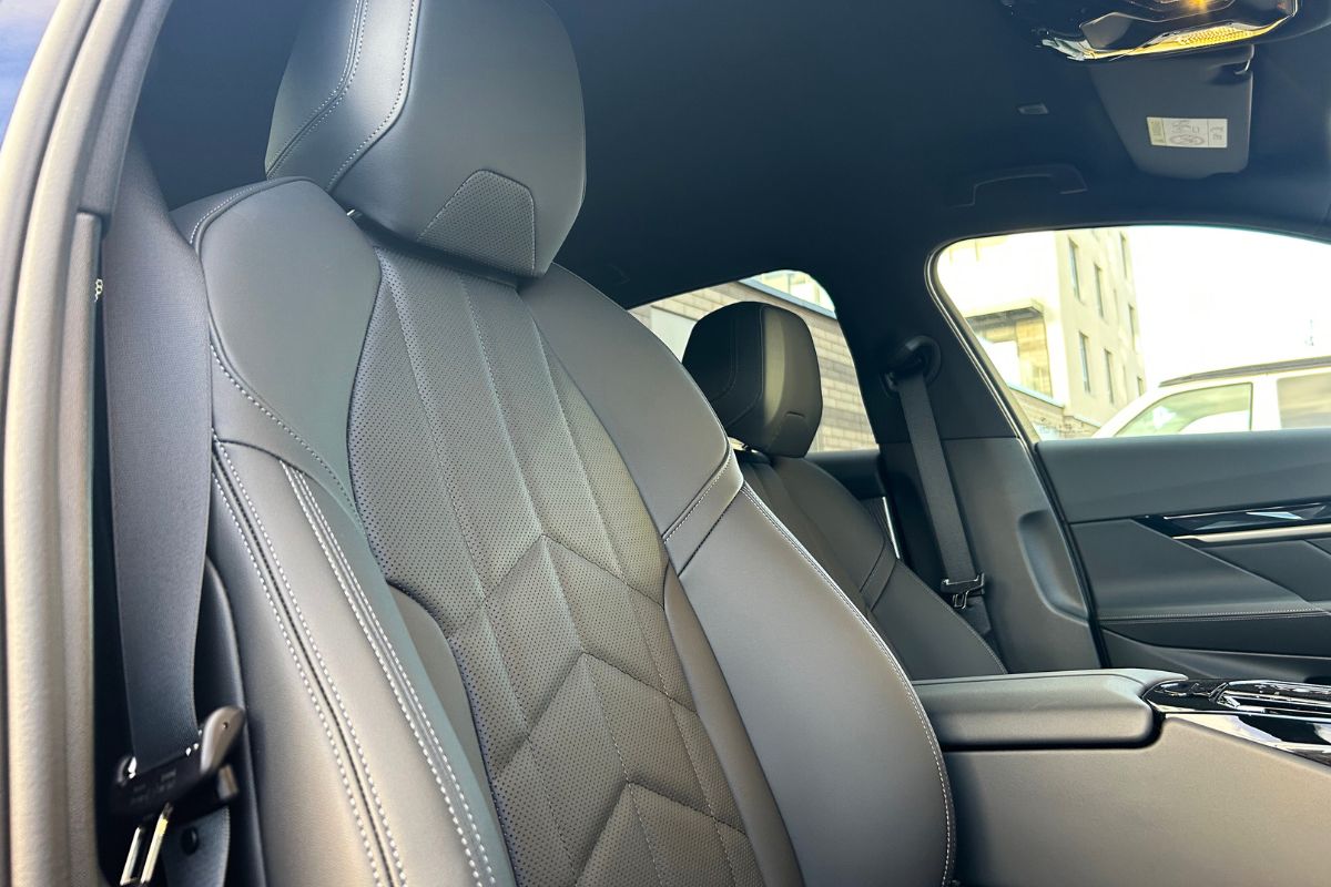 Hire a BMW i5 - seats